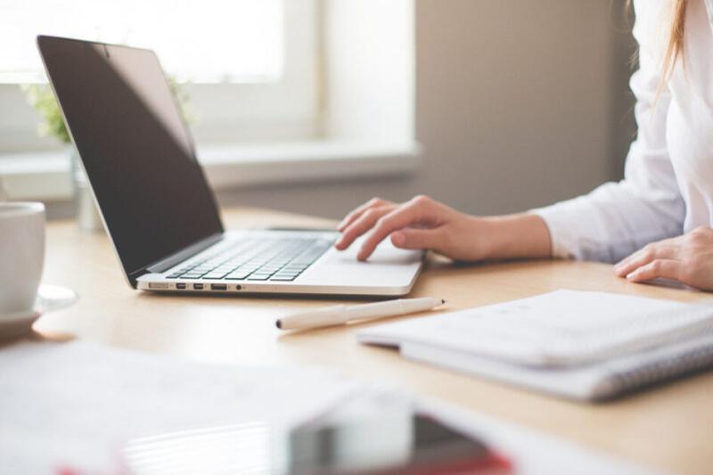 Een (1) Administratief medewerker